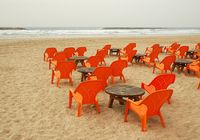 Orangene Stühle am Strand